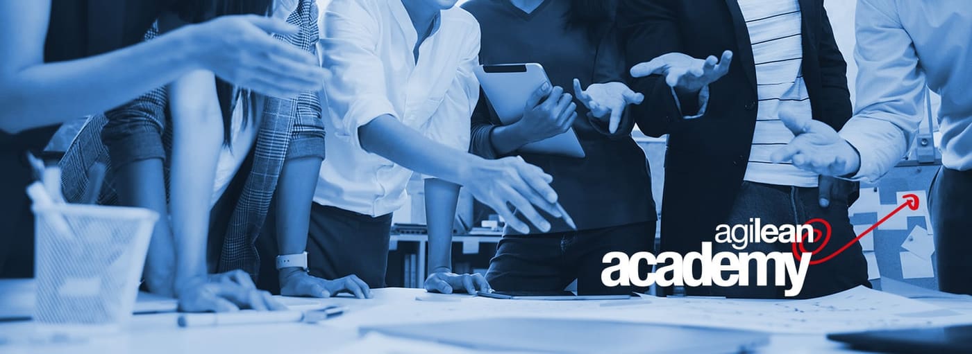 AGILean Academy – Team bei gemeinsamer Arbeit und Entscheidungsfindung im modernen Büro