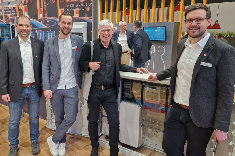 AGILean-Team mit Hensel-Vertretern auf der Messe bei der Präsentation der Ladeinfrastruktur-Lösung