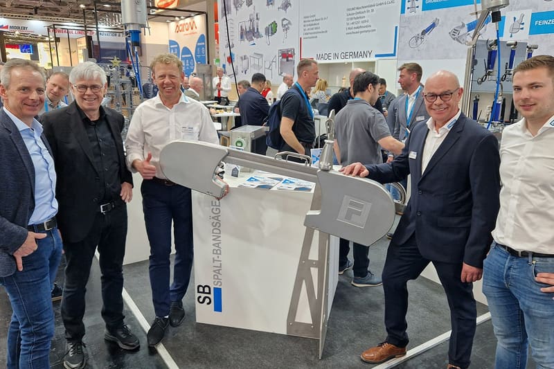 Robert Freund und Jürgen Rodenkirchen mit dem fertigen Spaltbandsägen-Prototyp